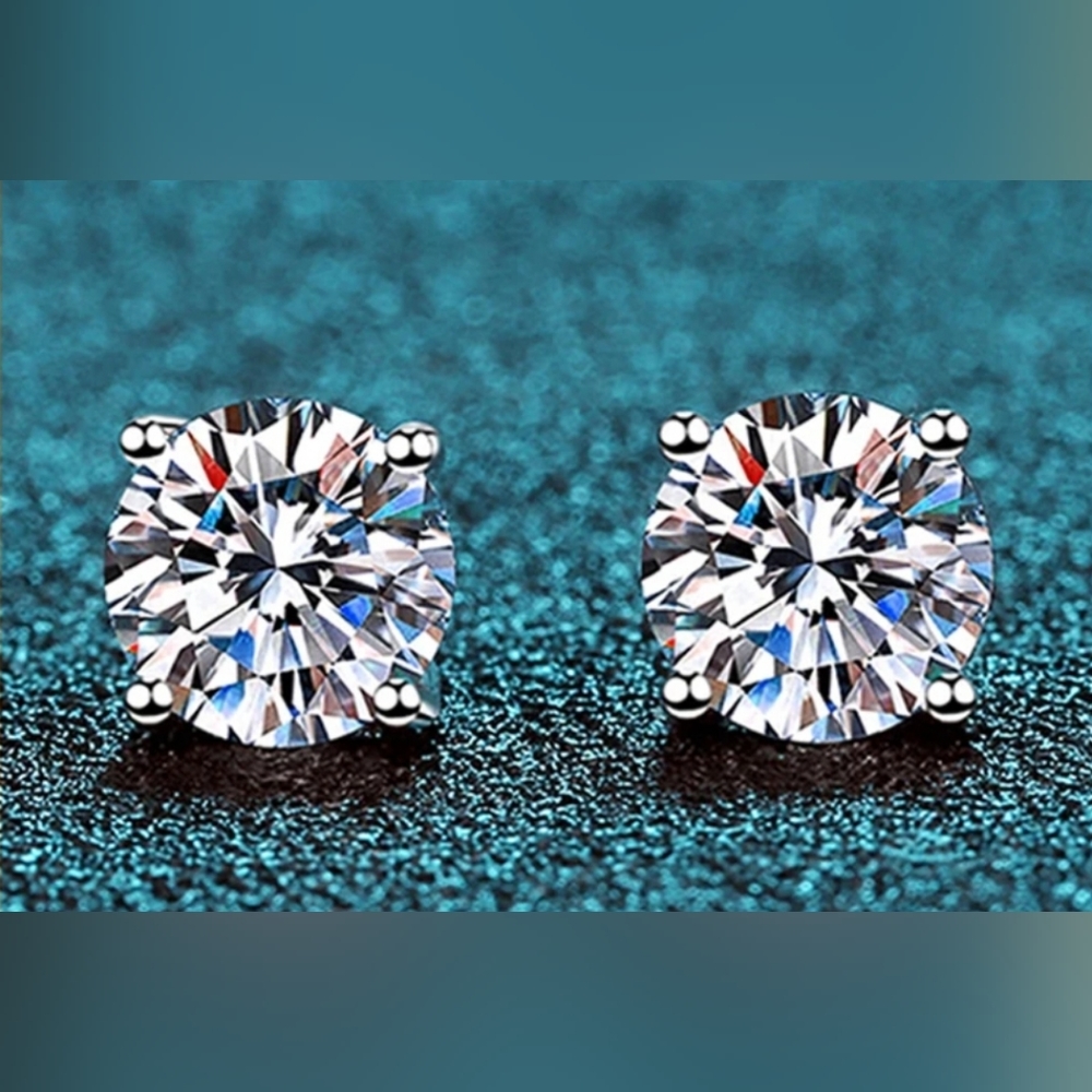 Certified HOST PICK 😍 Moissanite Stud Earrings